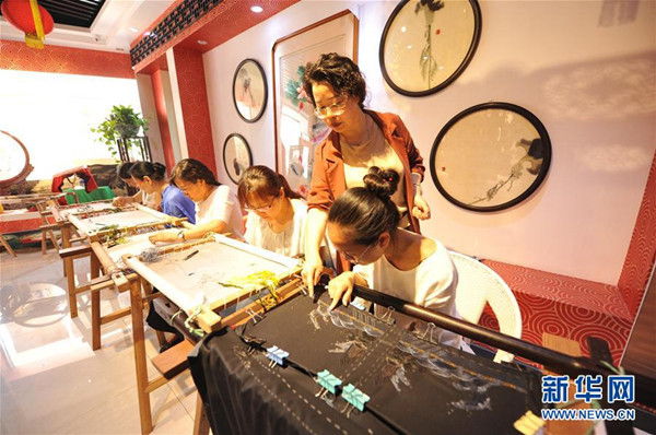 7月7日,在河北石家庄桥西区"刘玉霞刺绣工作室",刘玉霞正在向学员们