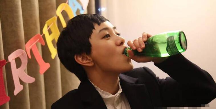 西装干练十足,与粉丝一同吃蛋糕,合影,对瓶吹啤酒庆祝玩的不亦乐乎