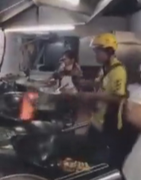 外卖小哥嫌出餐速度太慢 自己亲自上阵炒菜 外卖小哥嫌出餐速度太慢 自己亲自上阵炒菜