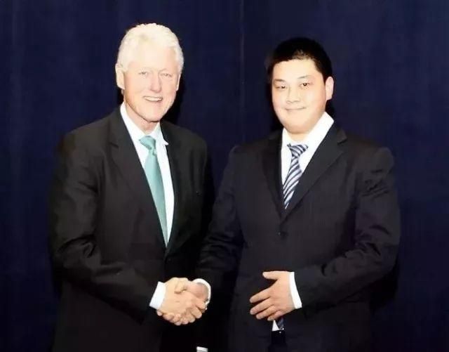 为了让自己年轻的儿子顺利上位,严介和也是花了一番心思.