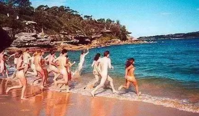 这里的人们对阳光有着狂热的爱慕，沙滩上的人们翻来覆去、没完没了地将自己在阳光下曝晒，直到晒成一片片金黄色的叶子。