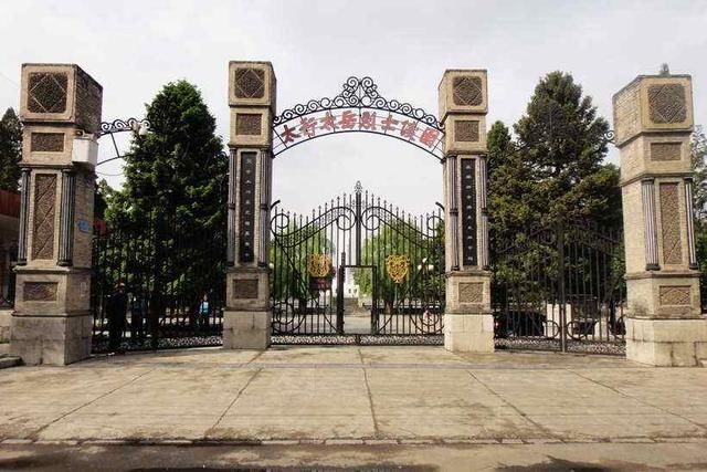 参加南阳市二零一七年烈士纪念日公祭烈士活