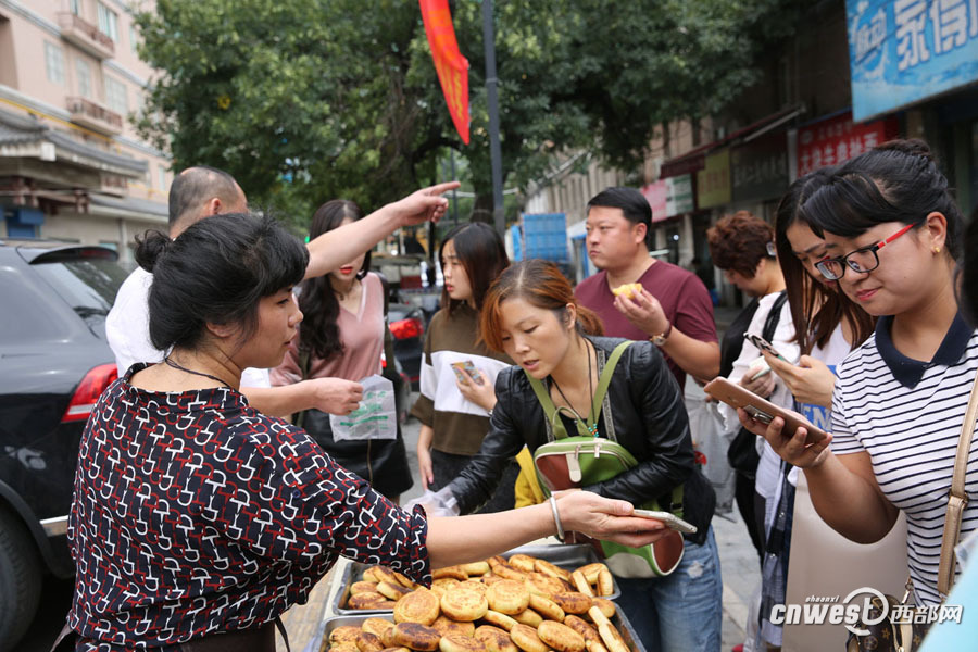 西安街头现做现卖陕北月饼 日销千个生意红火
