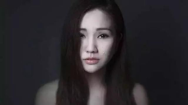 41岁天后级女歌手以性感着装出席活动 宣布全