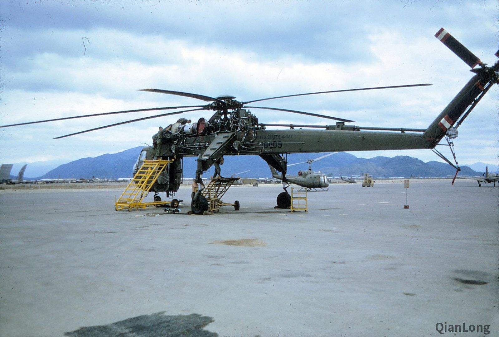 正在进行地面维护的西科斯基ch-54"塔赫"直升机(sikorsky ch-54 tarhe