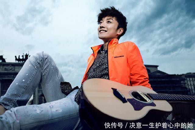 探访乔任梁墓地墓碑,话筒、吉他、鲜花相伴,离