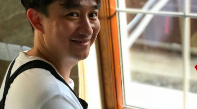 黄磊瘦回颜值巅峰! 晒包饺子帅照, 不管做啥菜