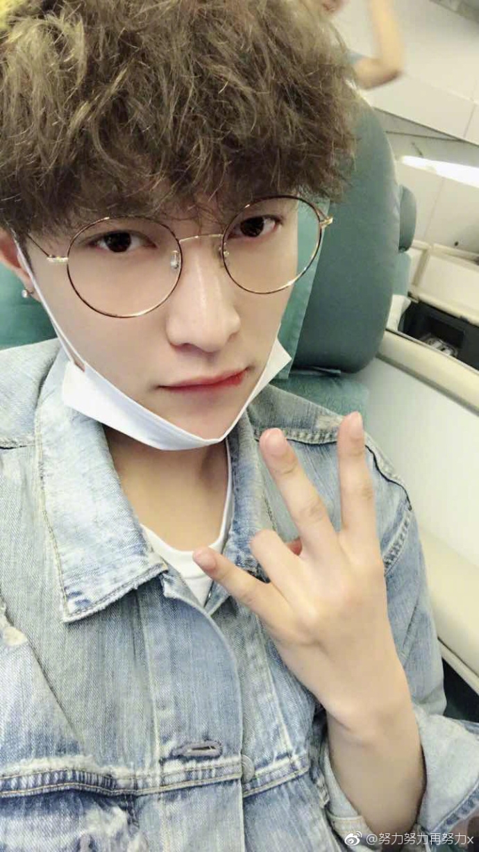 张艺兴带眼镜自拍秀v脸 肤白唇红青春少年(图)