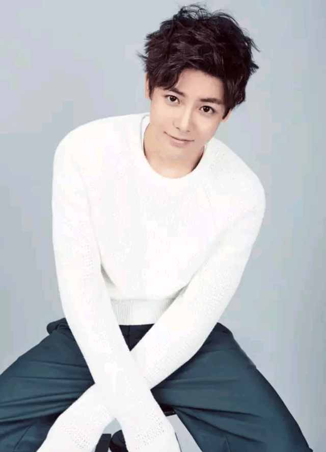 大学老师撞脸鹿晗, 简直就是龙凤胎, 像到关晓彤