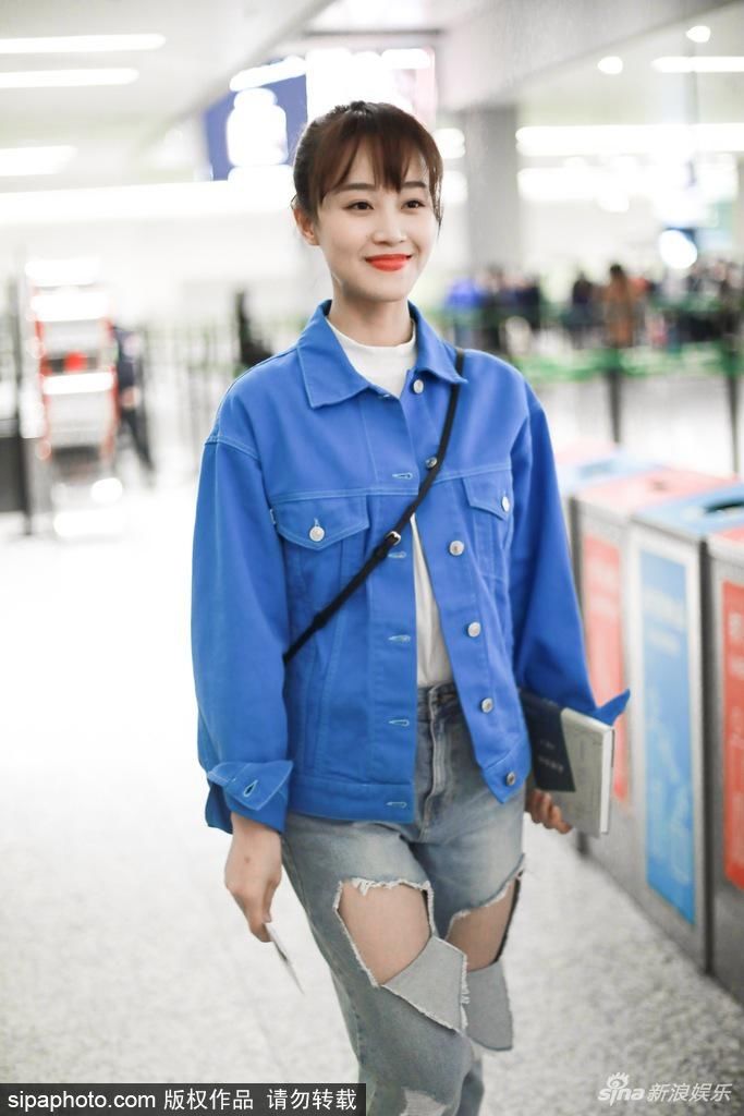 组图:蓝盈莹牛仔外套搭破洞牛仔裤现身机场 扎