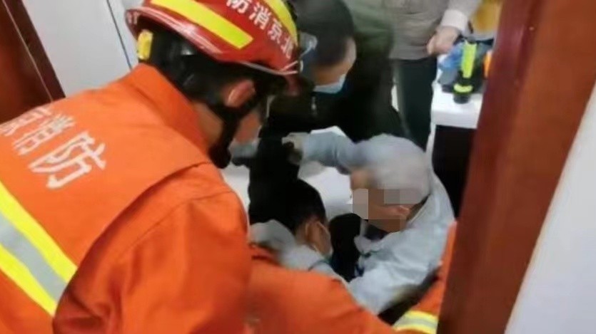 八旬老人卫生间意外摔倒,消防员紧急破门救助! 八旬老人卫生间意外摔倒,消防员紧急破门救助!