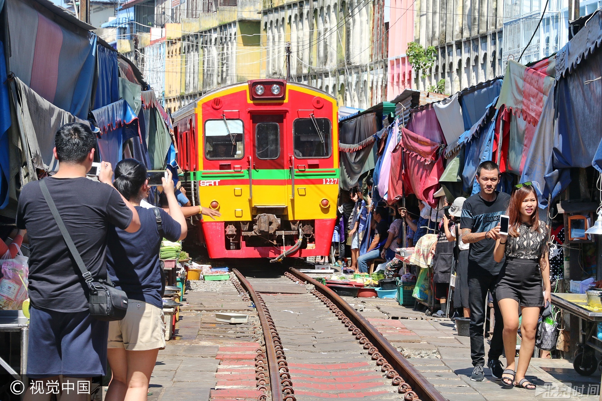 当地时间2017年9月9日，泰国夜功府，泰国美功菜市场位于泰国首都西南，距离曼谷80公里的夜功府。由于其建在铁路上，每天有多列火车从菜市场上通过，又被游客称为世界上最牛最危险的菜市场。