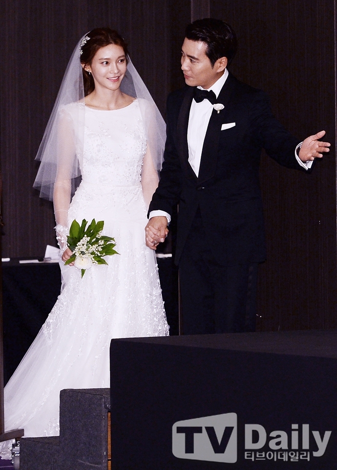 朱相昱车艺莲婚礼现场公开 甜蜜对视场景梦幻