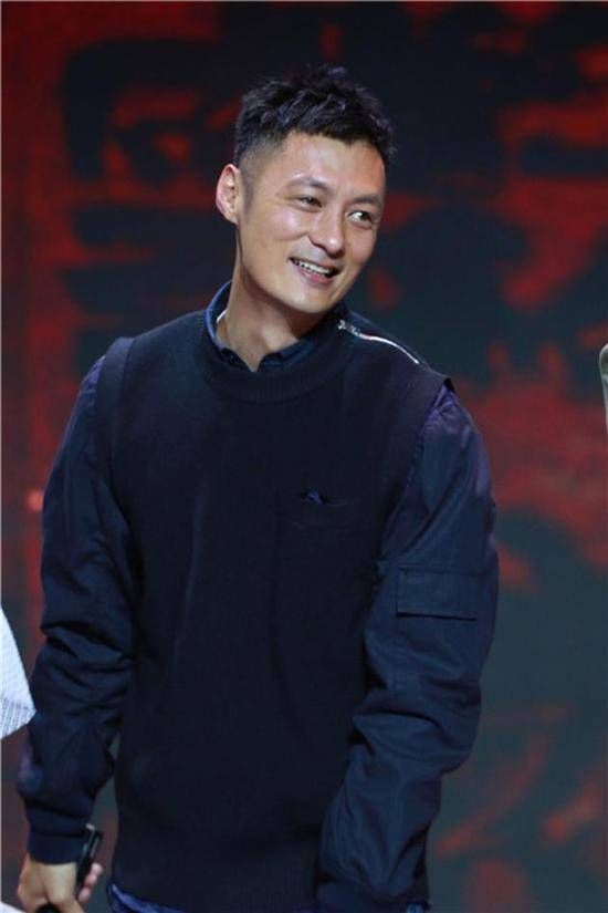 余文乐父亲节晒照 与儿子亲密合影:我的第一个