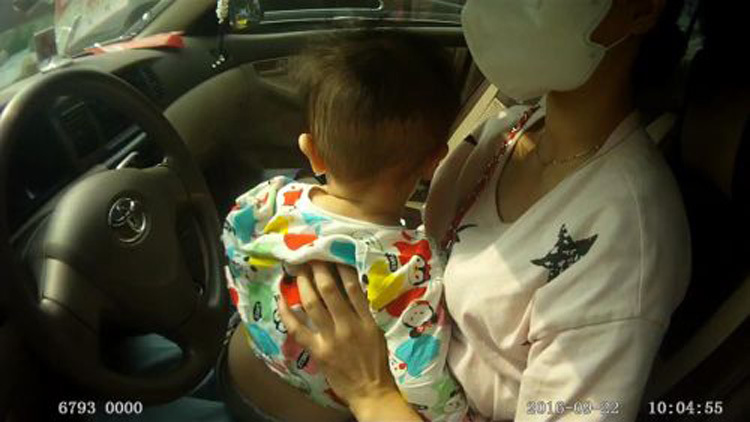 据澎湃新闻报道，2016年9月22日上午，重庆市江北区红旗河沟转盘发生惊险一幕，一名女子驾着车，怀里竟然还躺着一个一岁左右的小宝宝。只见女驾驶员右手开车，左手正抱着孩子喂奶，可真是孩子她亲妈啊。