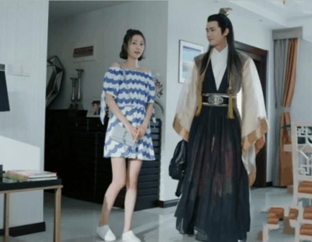 高跟鞋穿到脚变形,李溪芮不愧是杨幂旗下的长