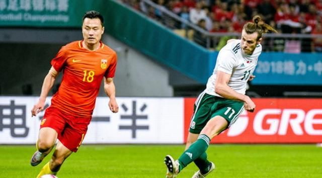 动图回放国足半场丢4球,恒大两将失误酿大错,