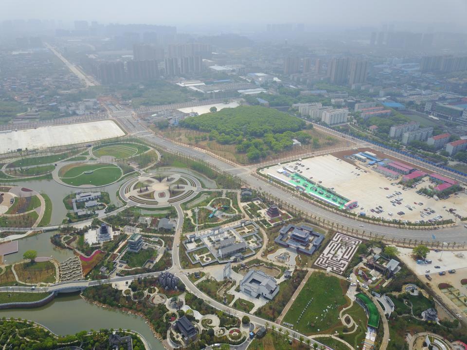 花博园面积较大,从航拍俯瞰一下花博园轮廓,图为南门,主场馆.