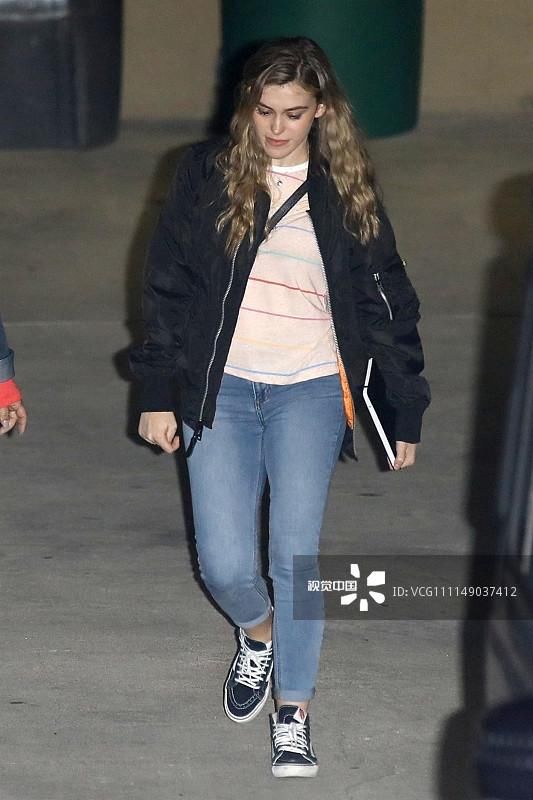 泰勒洛特纳街拍:飞行夹克搭条纹T恤 铅笔裤Va