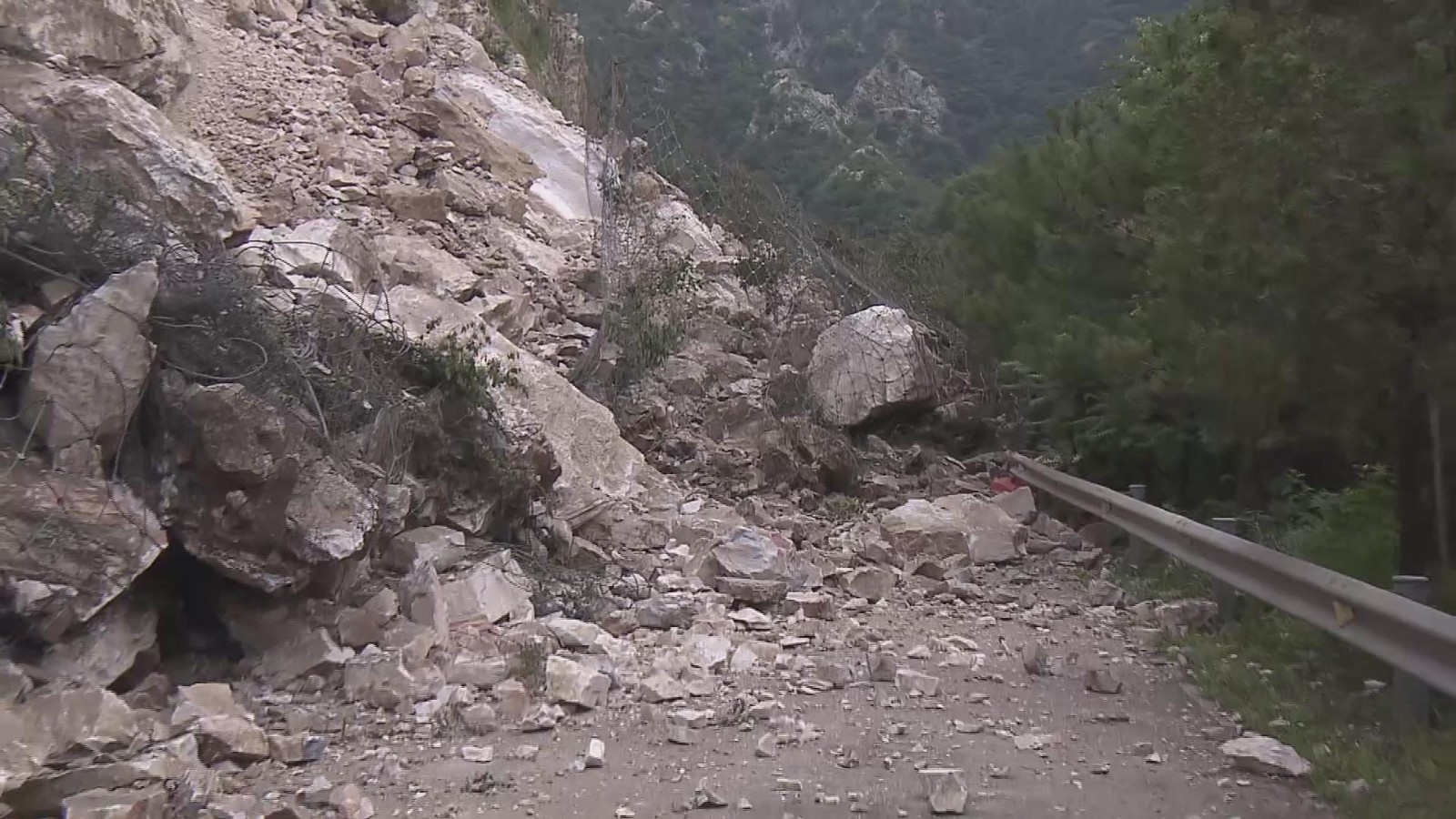 怀柔范崎路山体崩塌现场开始抢险作业 怀柔范崎路山体崩塌现场开始抢险作业