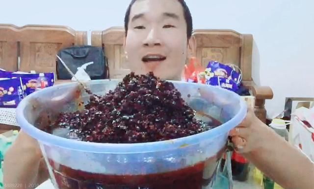 斗鱼主播直播吃20瓶老干妈加五花肉吓坏网友