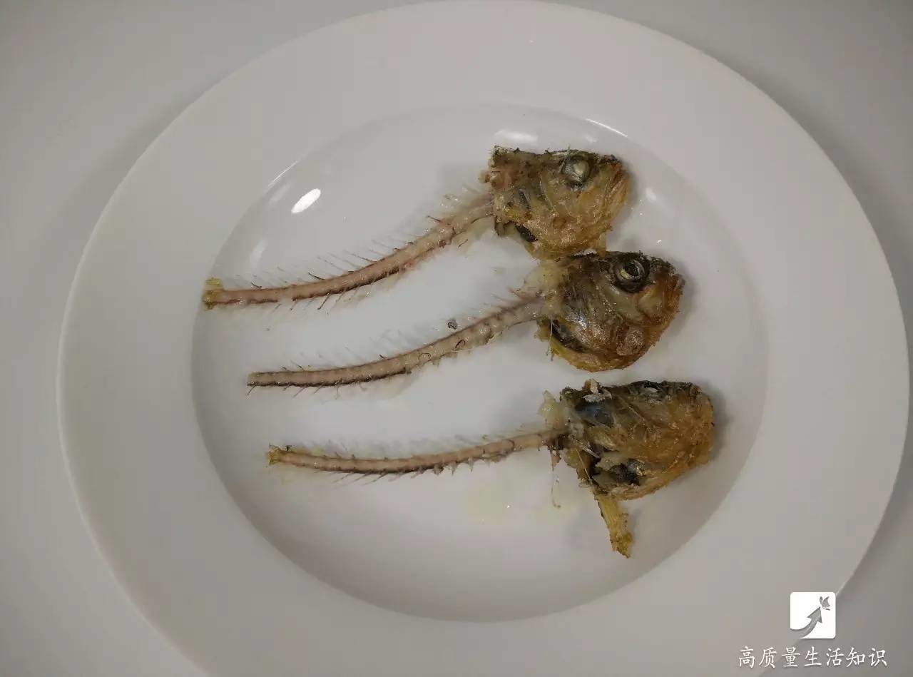 教你一招轻松去整条鱼骨,再也不怕吃鱼了!