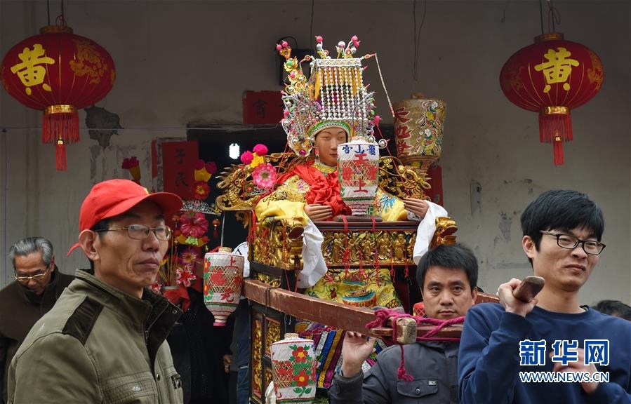 2月10日,莆田市荔城区龙山村村民抬着妈祖神像离开祖屋.