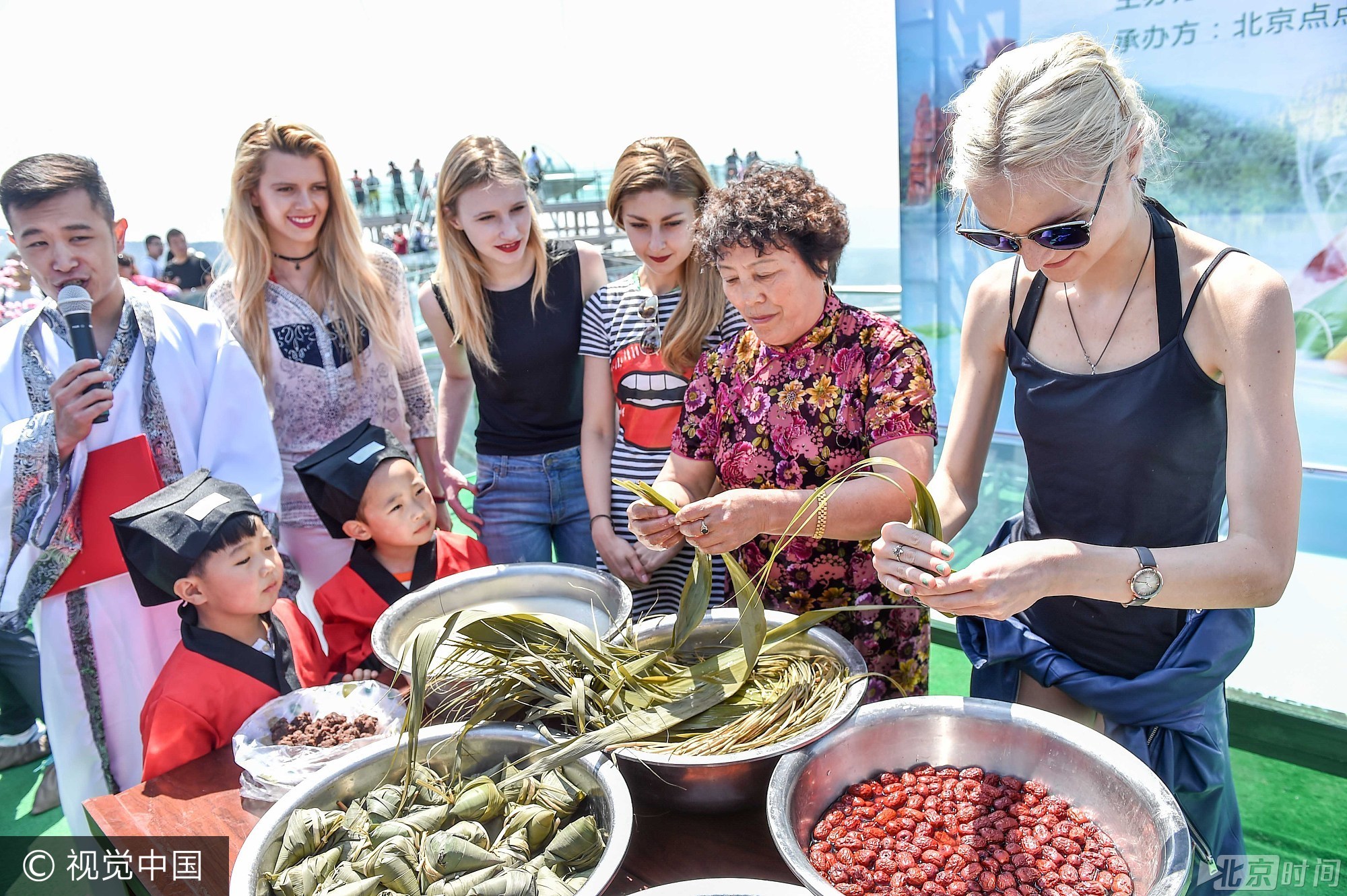 一场以“粽情飘香话端午”为主题的端午节主题活动在北京市石林峡景区举行。游客通过丰富多彩的活动体验传统文化,迎接端午节到来。