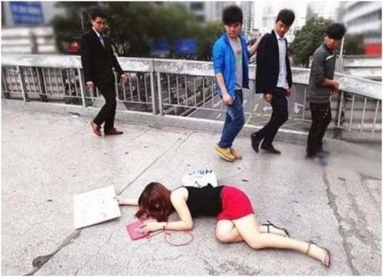 美女躺天桥路人不敢扶 警察赶到后懵了 美女躺天桥路人不敢扶 警察赶到后懵了