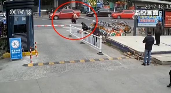 不放弃!老人5次心跳骤停 医护人员紧急施救老人终被成功救治 不放弃!老人5次心跳骤停 医护人员紧急施救老人终被成功救治