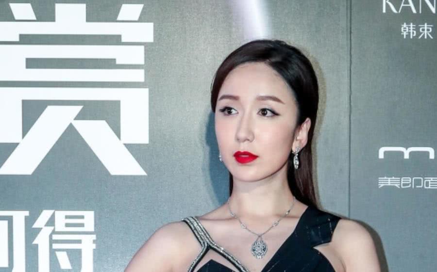 娄艺潇亮相某活动捞金,脚上的鞋子成为亮点太