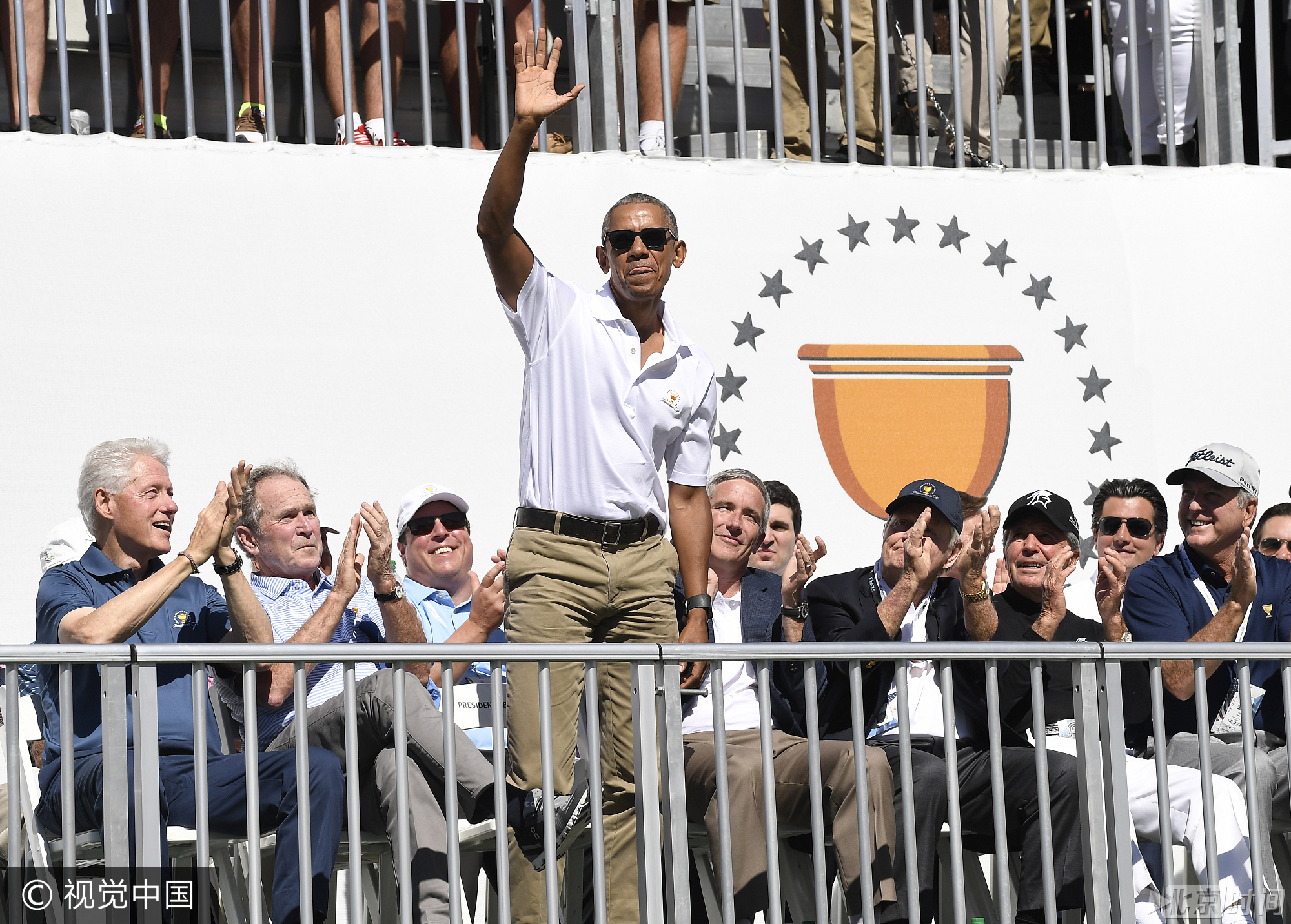 美国前总统奥巴马在现场向观众挥手致意。图/视觉中国