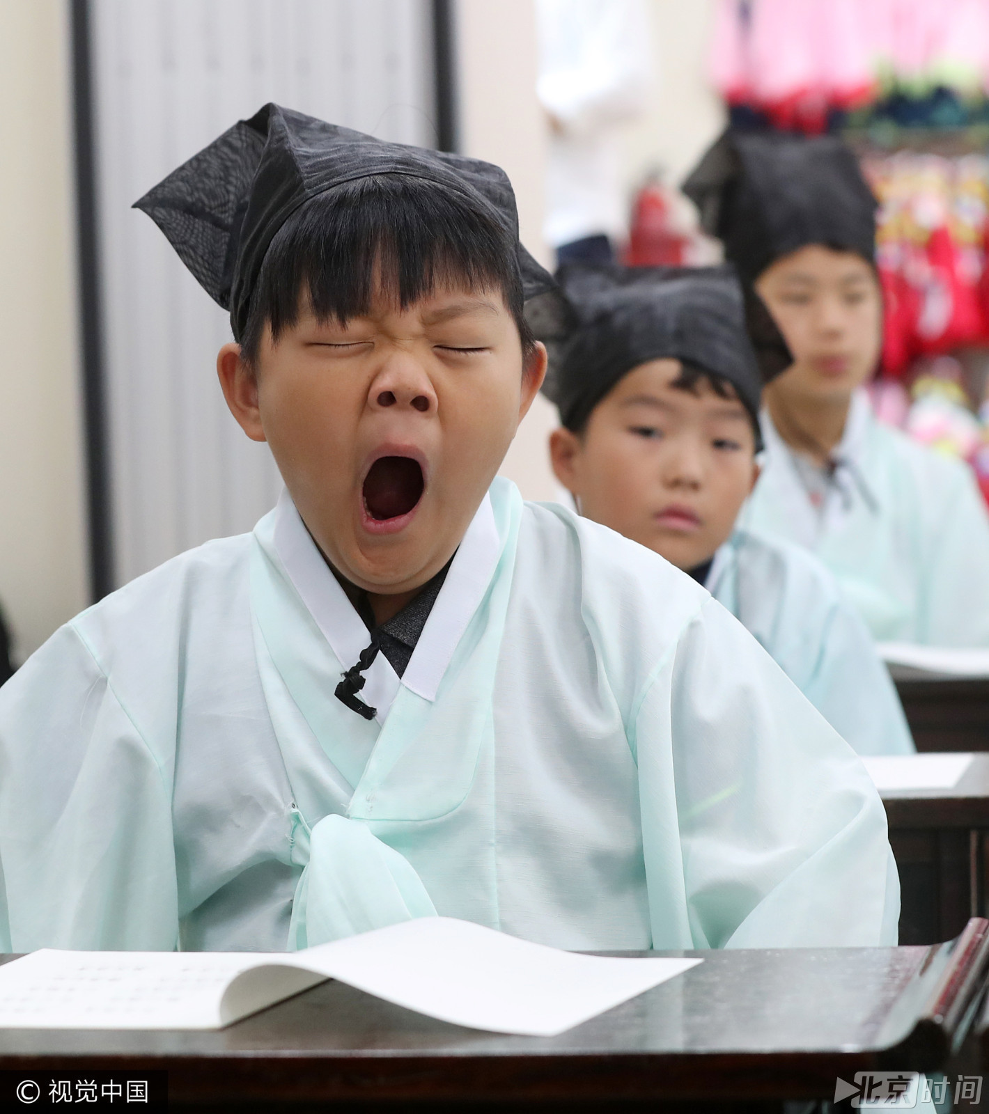 困成一片!韩国儿童参加传统文化体验课哈欠连天 困成一片!韩国儿童参加传统文化体验课哈欠连天