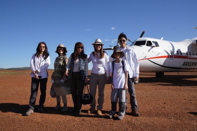 张智霖袁咏仪一家三口游肯尼亚 草原合影超温