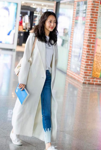 杨幂王鸥秀大腿,一个似少女,一个似菜场大妈,刘