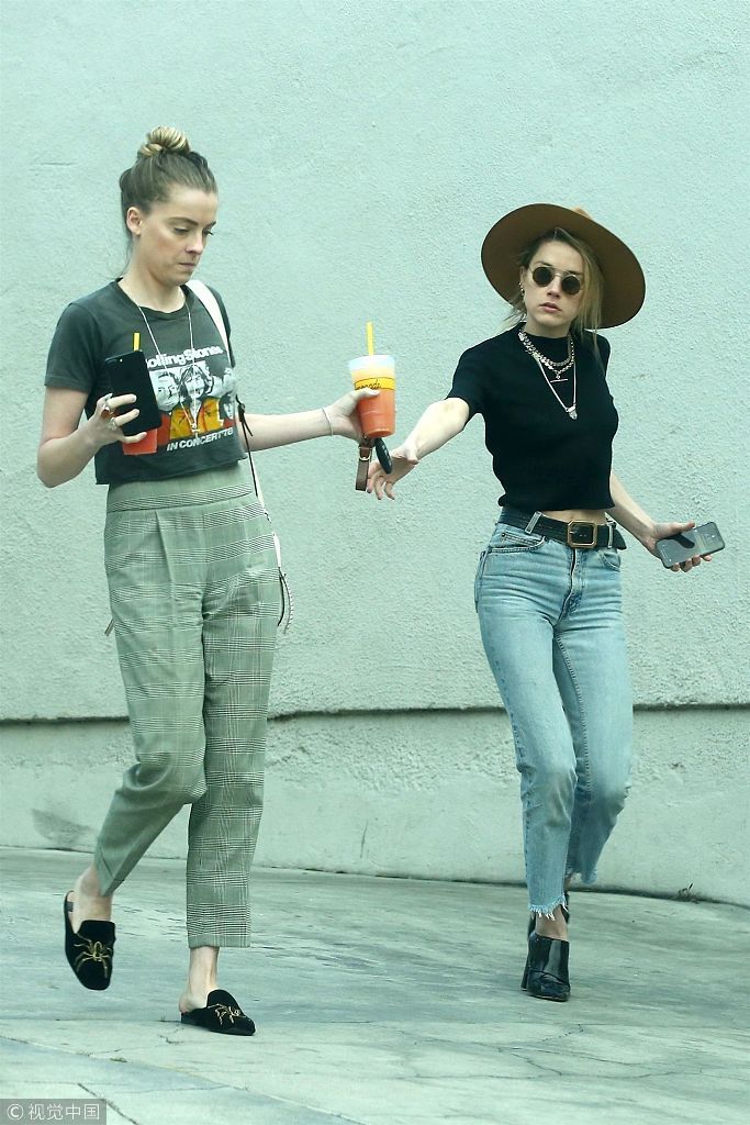 组图:艾梅柏希尔德素颜带妹扫货 边走边交接钥