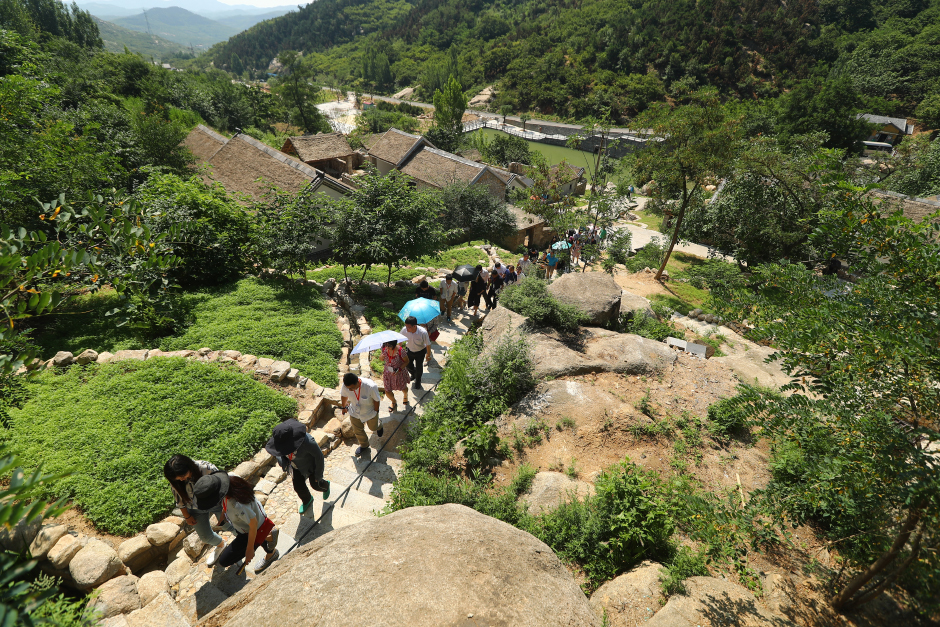 代表团行走在沂蒙山小调诞生地。大众网记者 王长坤 摄