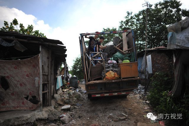 实拍广州贫民窟:孩童和猪鸡狗泥地打滚