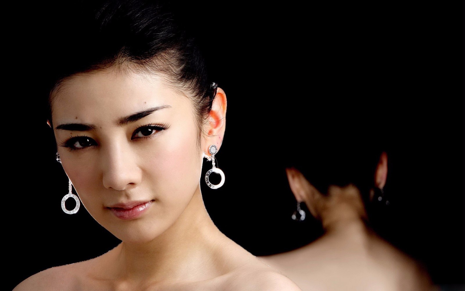 放前妻私密照再曝其偷漏税 离婚4年黄毅清为何