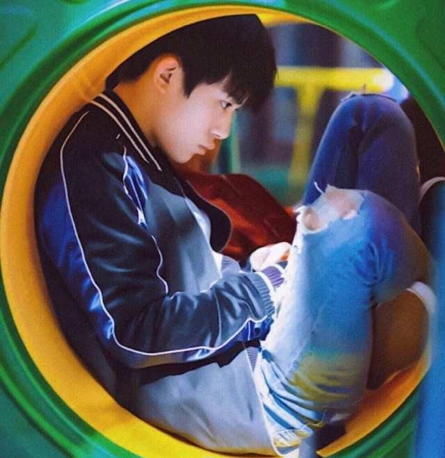 易烊千玺嘟着嘴蜷缩在滑梯中,是受委屈了?而肥