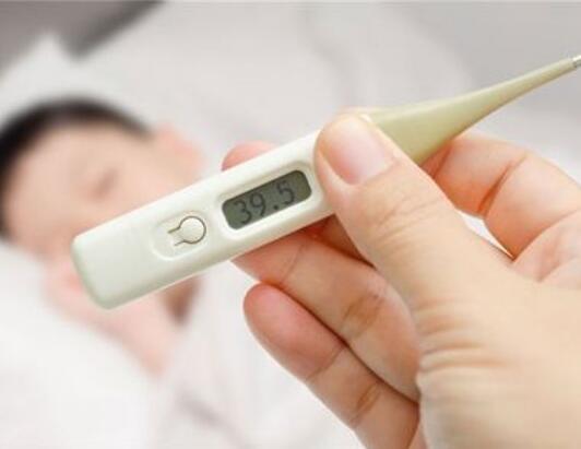 中国人发烧让捂汗,西方人发烧让冰敷,方式截然