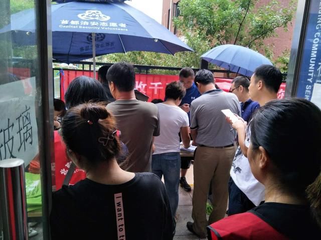 义工行动风里雨里的衣箱情缘