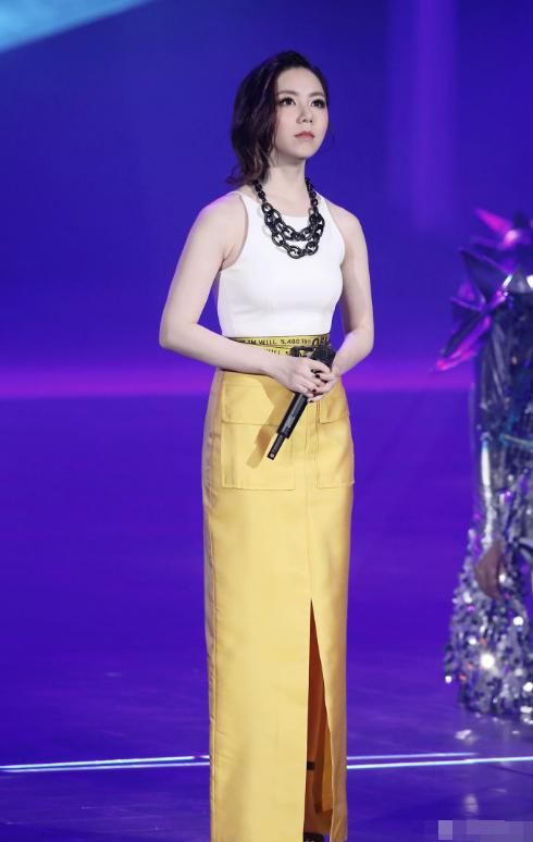 邓紫棋太会穿了吧!紧身毛衣配半身裙,网友:要胸