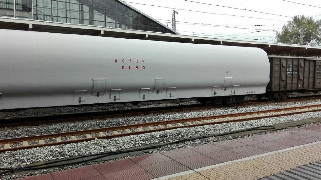 从外形分析，该段车厢有可能是运载东风-41洲际导弹弹体的部分。