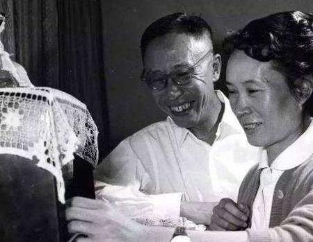 溥仪怒怼专家: 那是我爹, 我能不认识? 专家乖乖