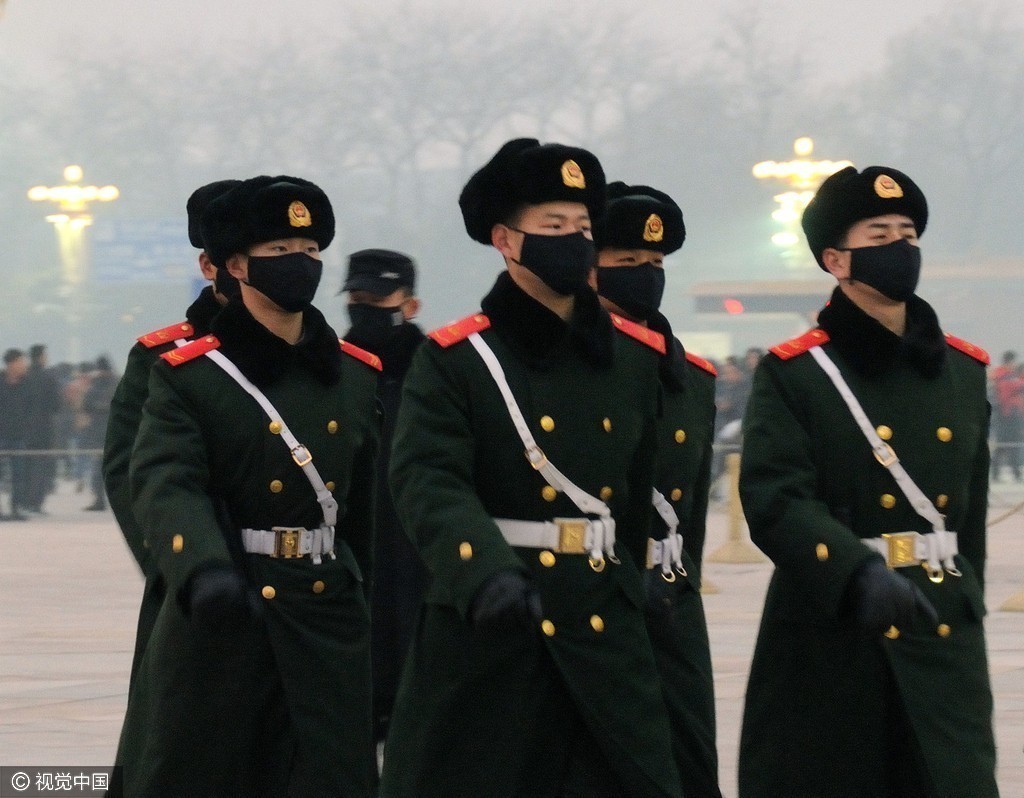 "红警"首日 北京天安门武警今年首次戴口罩执勤