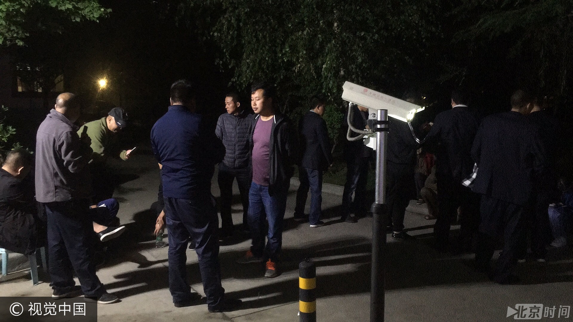 2017年8月8日晚，九寨沟景区的公交待命中。当晚，四川阿坝州九寨沟县附近发生7级左右地震。