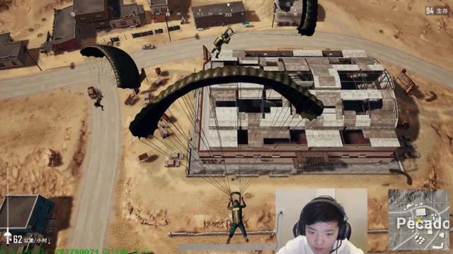 4AM孤存玩绝地求生跳伞进人堆中立马逃跑,网