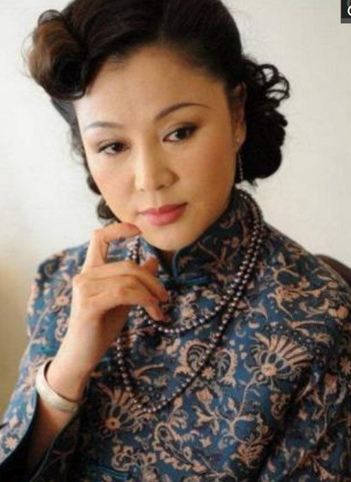 53岁的于小慧因家暴离婚,带着儿子净身出户,如