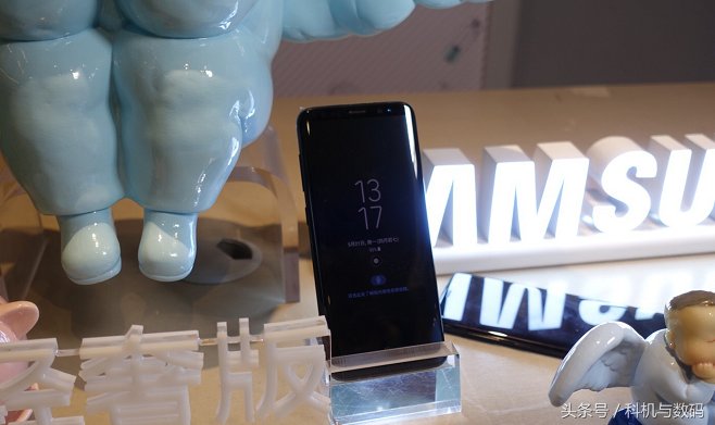 三星S8轻奢版真机,外观除了心率传感器之外和